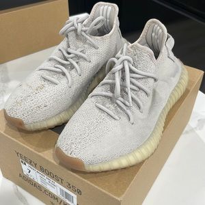 Sedan grey Yeezy boost 350 v2